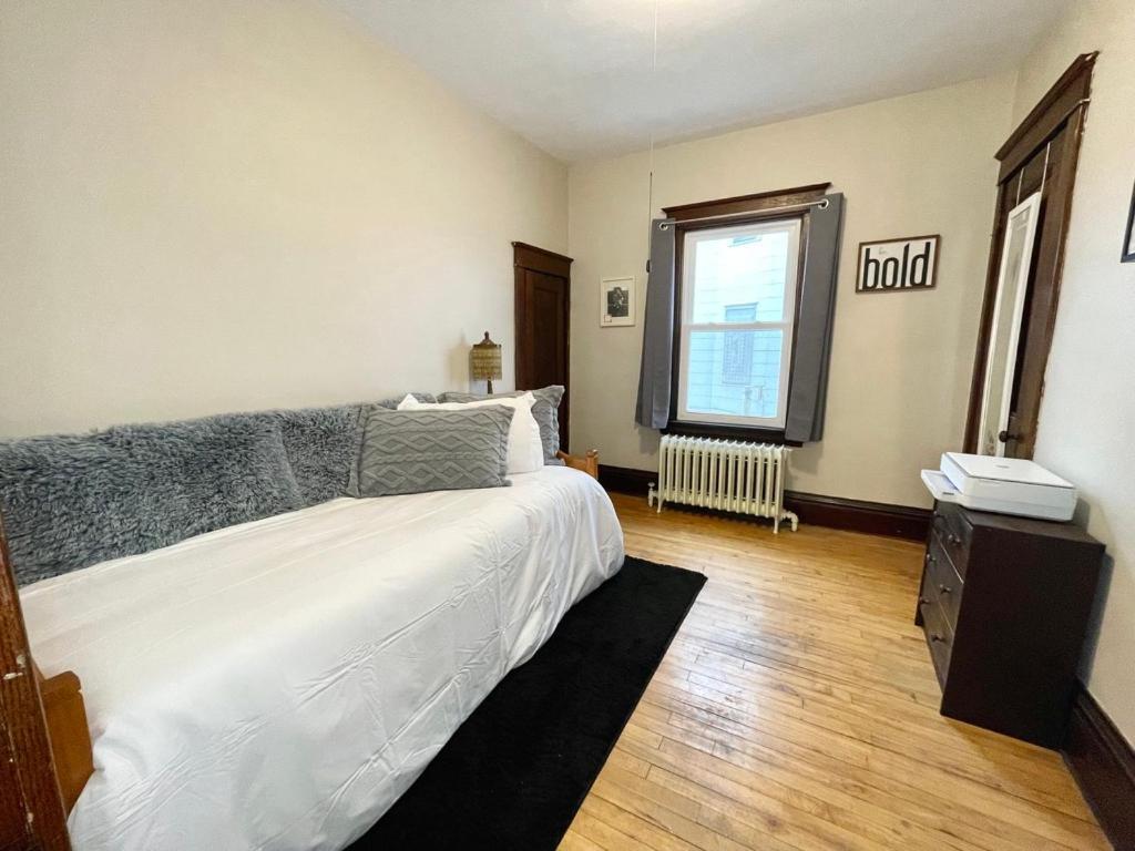 Charming Centrally Located Duplex With Parking * Minneapolis