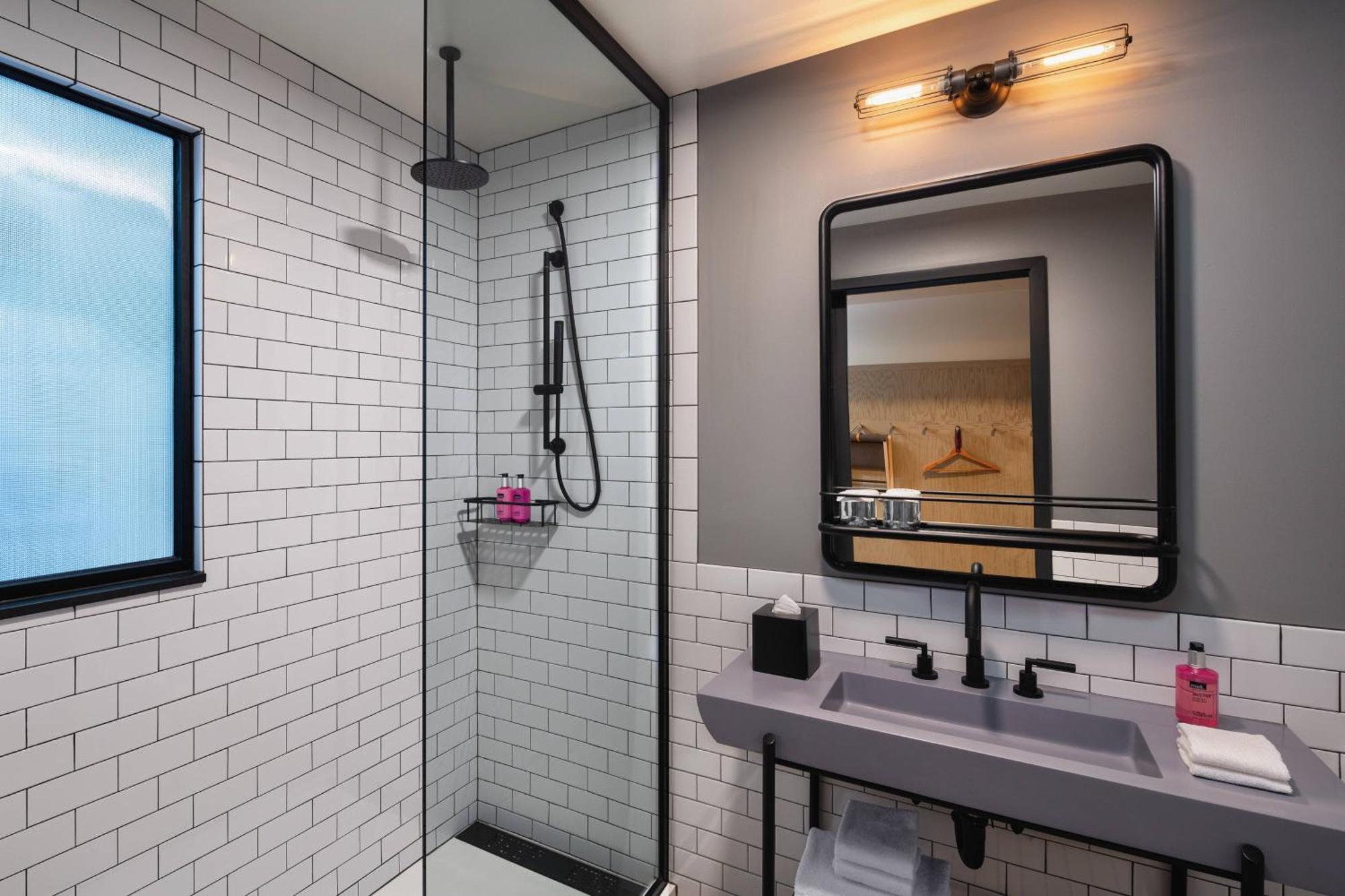 Hotel Moxy Downtown 4*