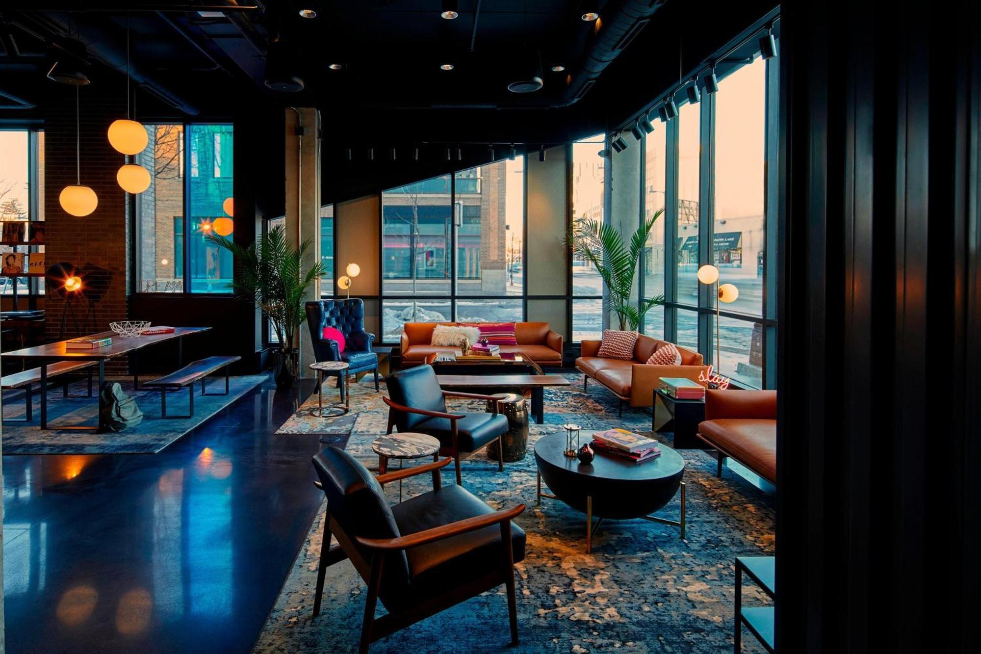 Moxy Uptown 2*