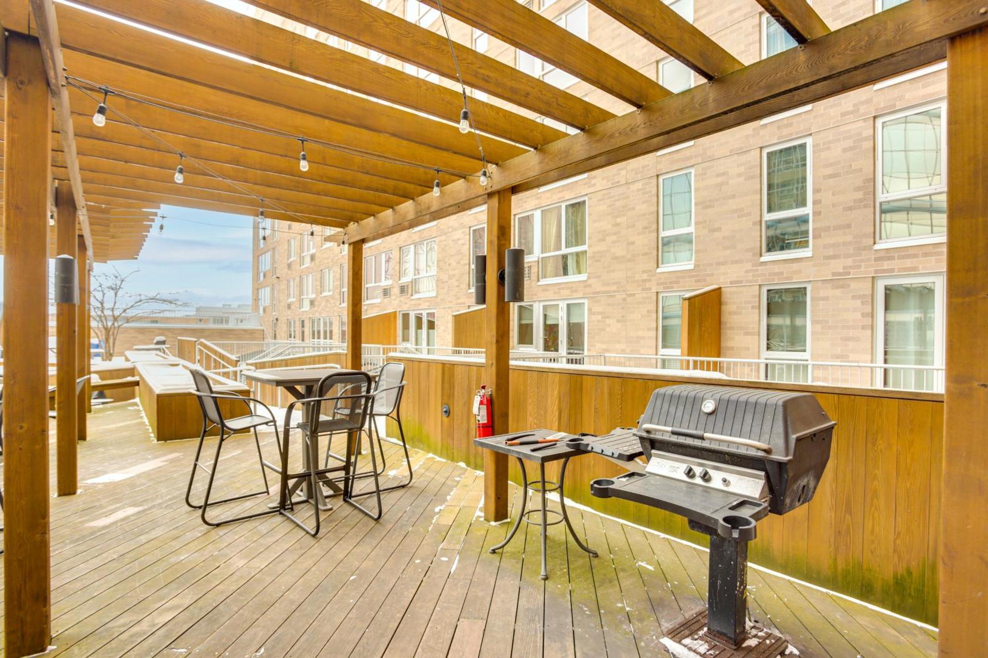 Updated In Dtwn With Pool Access! Apartment *