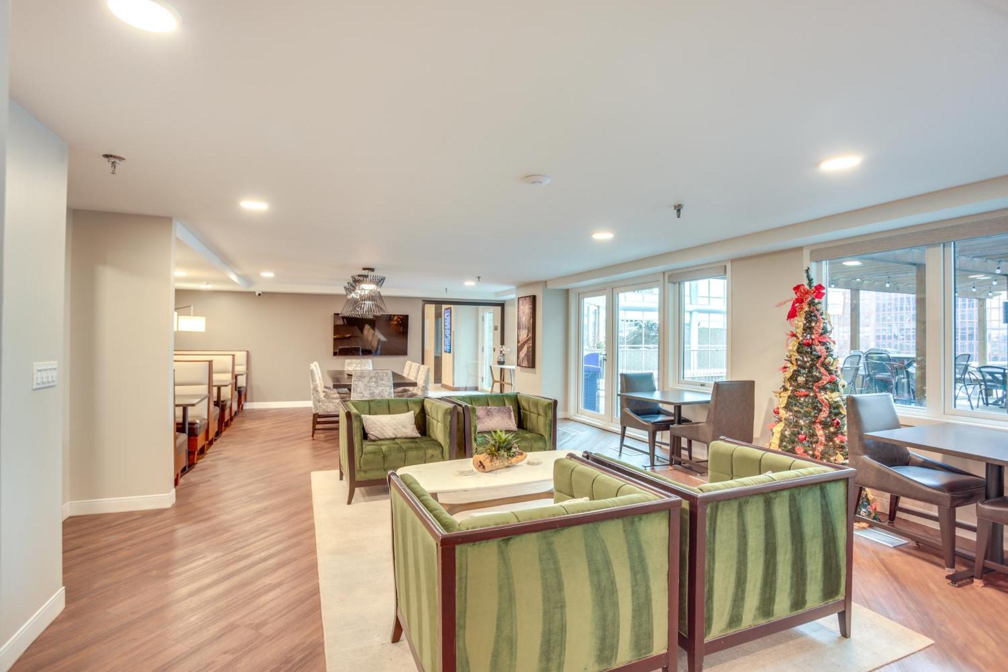Updated In Dtwn With Pool Access! *