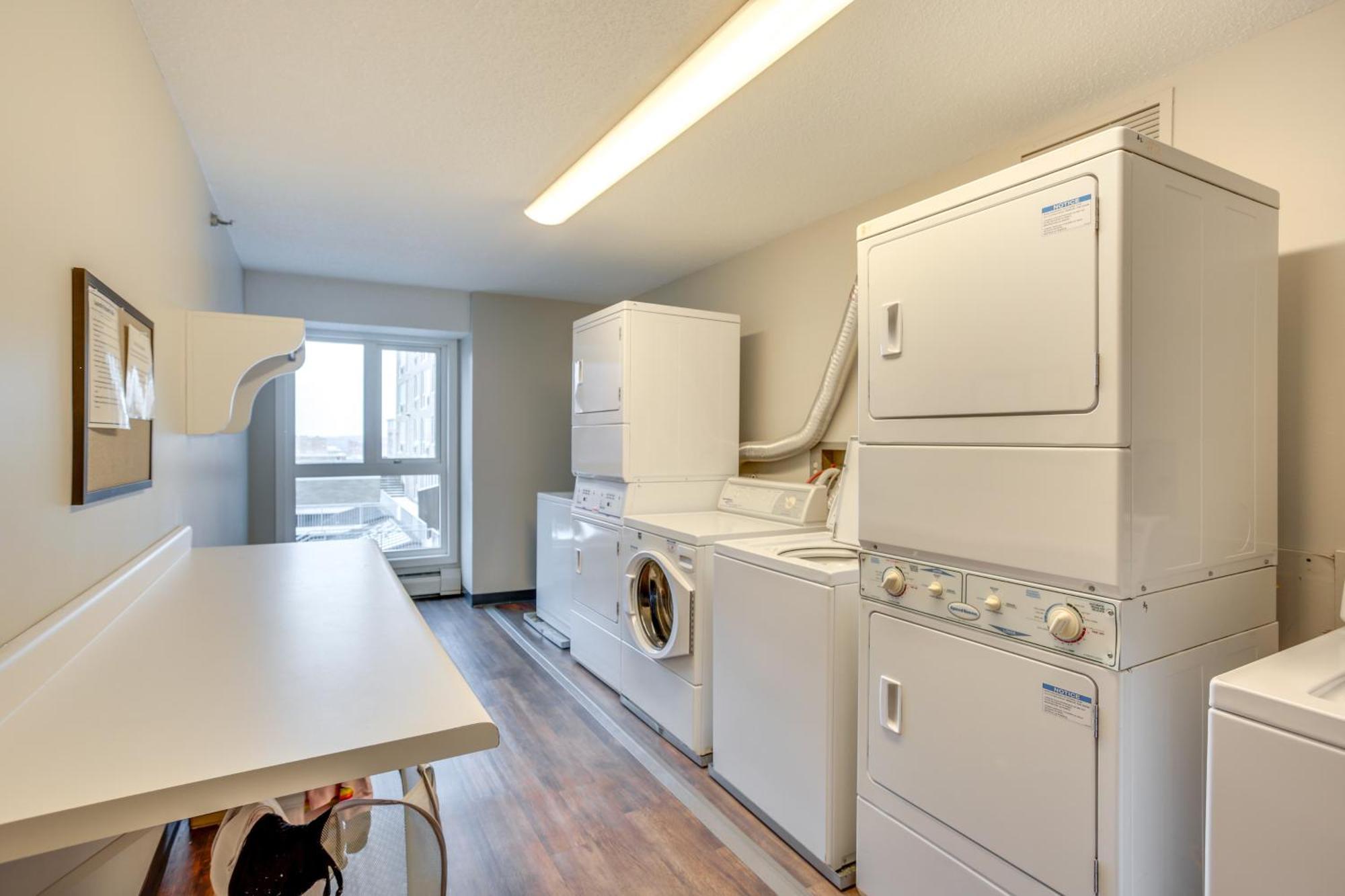 Apartment Updated In Dtwn With Pool Access!