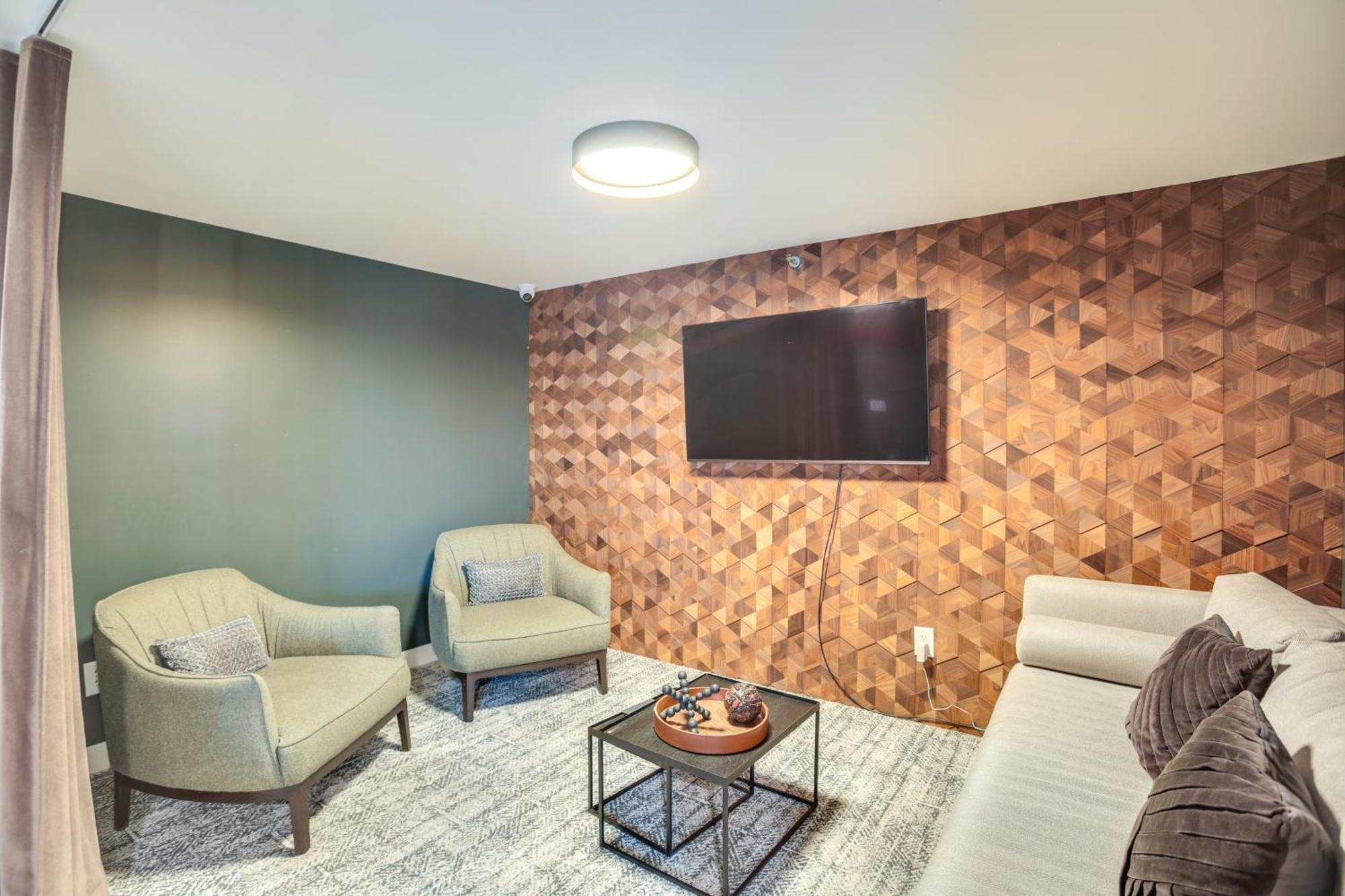 Updated In Dtwn With Pool Access! Apartment *