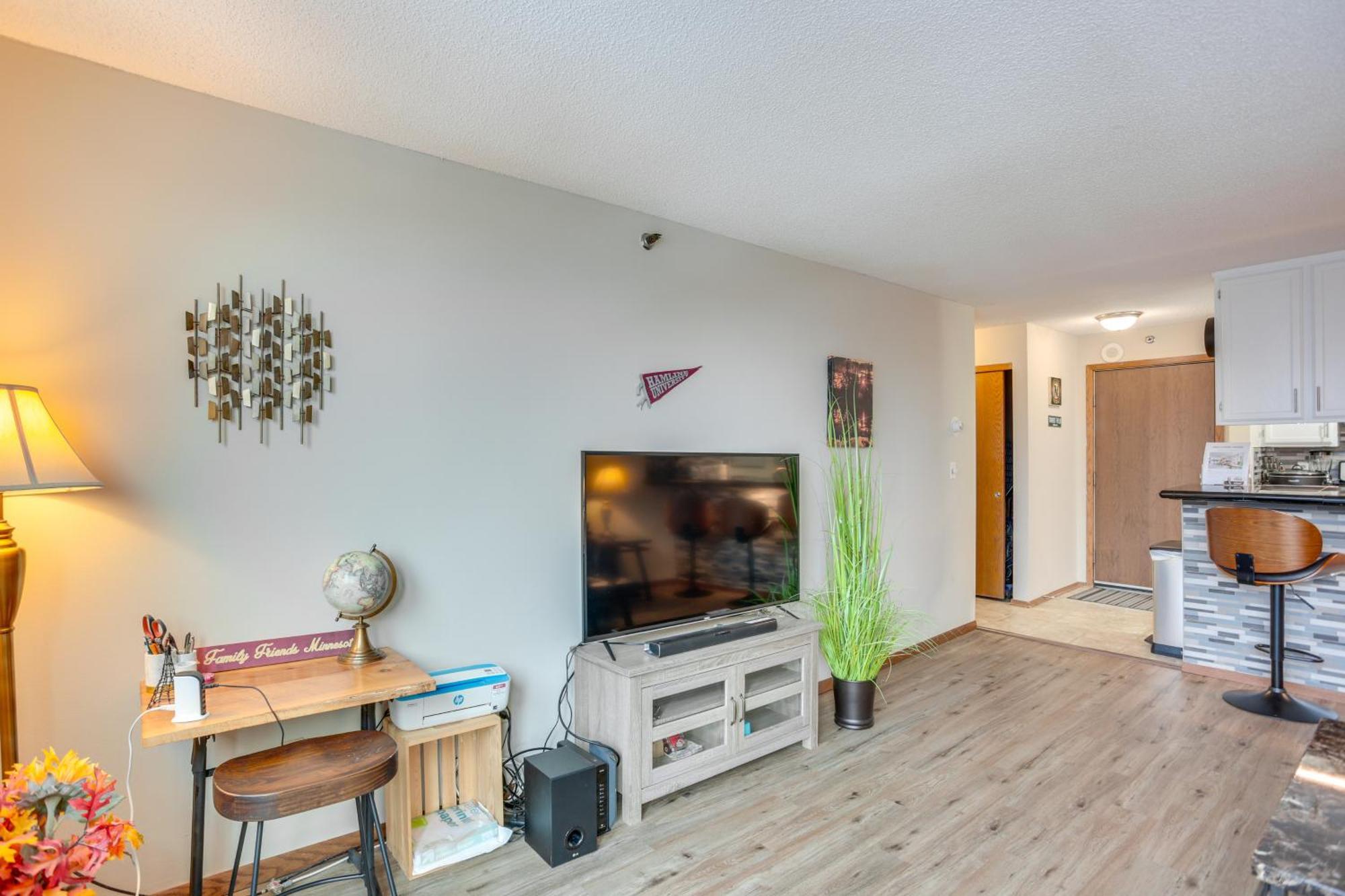 Updated In Dtwn With Pool Access! Apartment