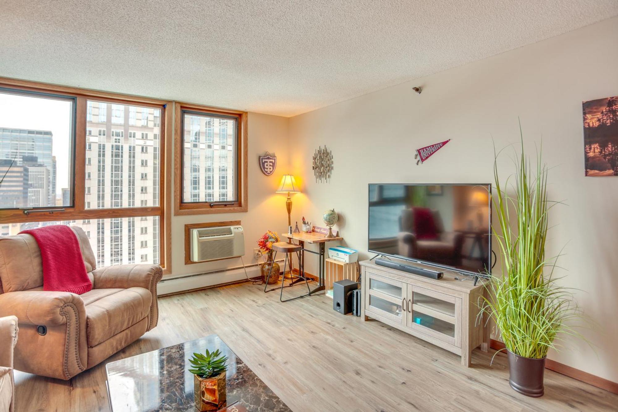 Apartment Updated In Dtwn With Pool Access! *
