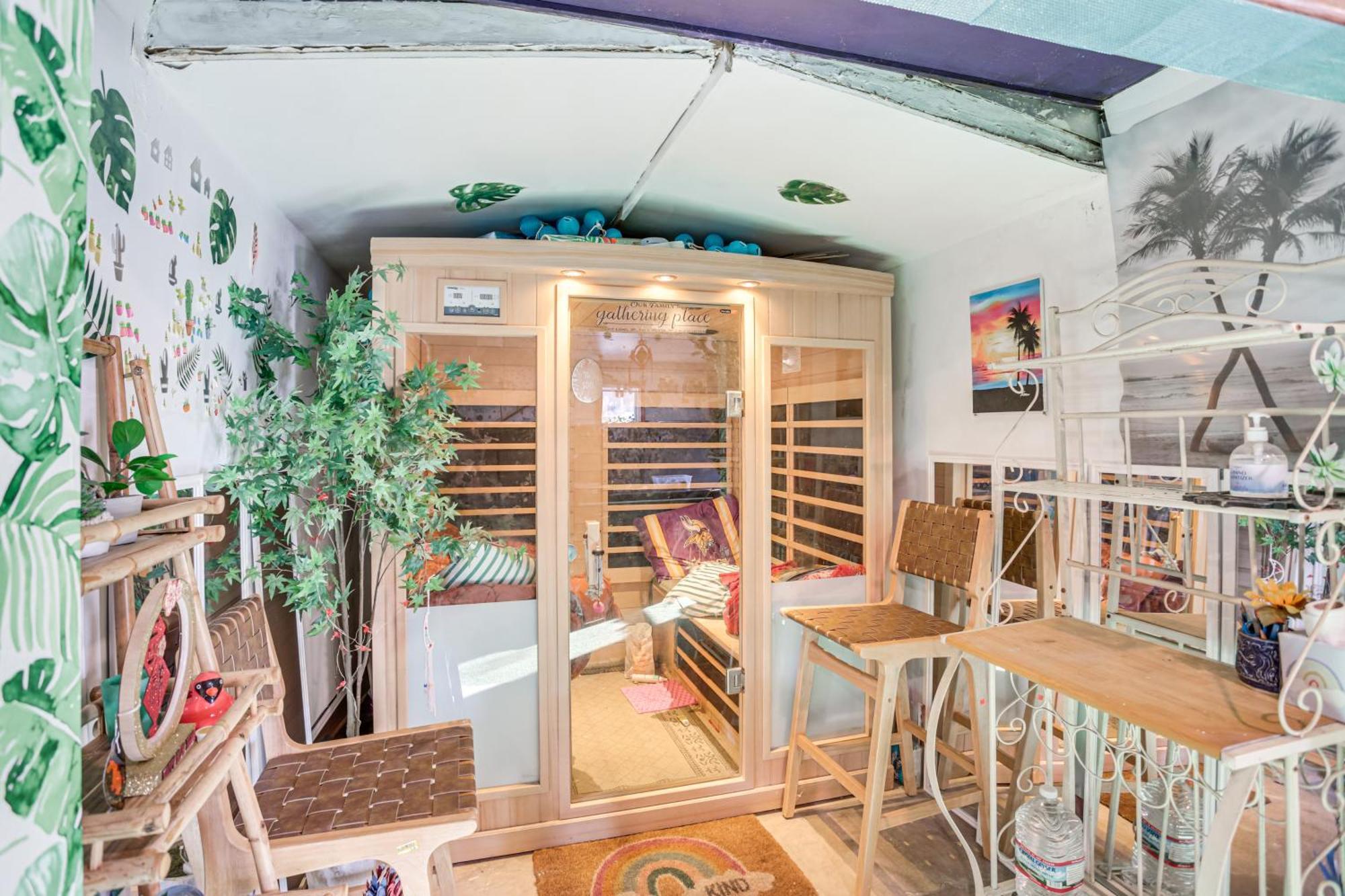 3 Mi To Unique Home! Holiday home