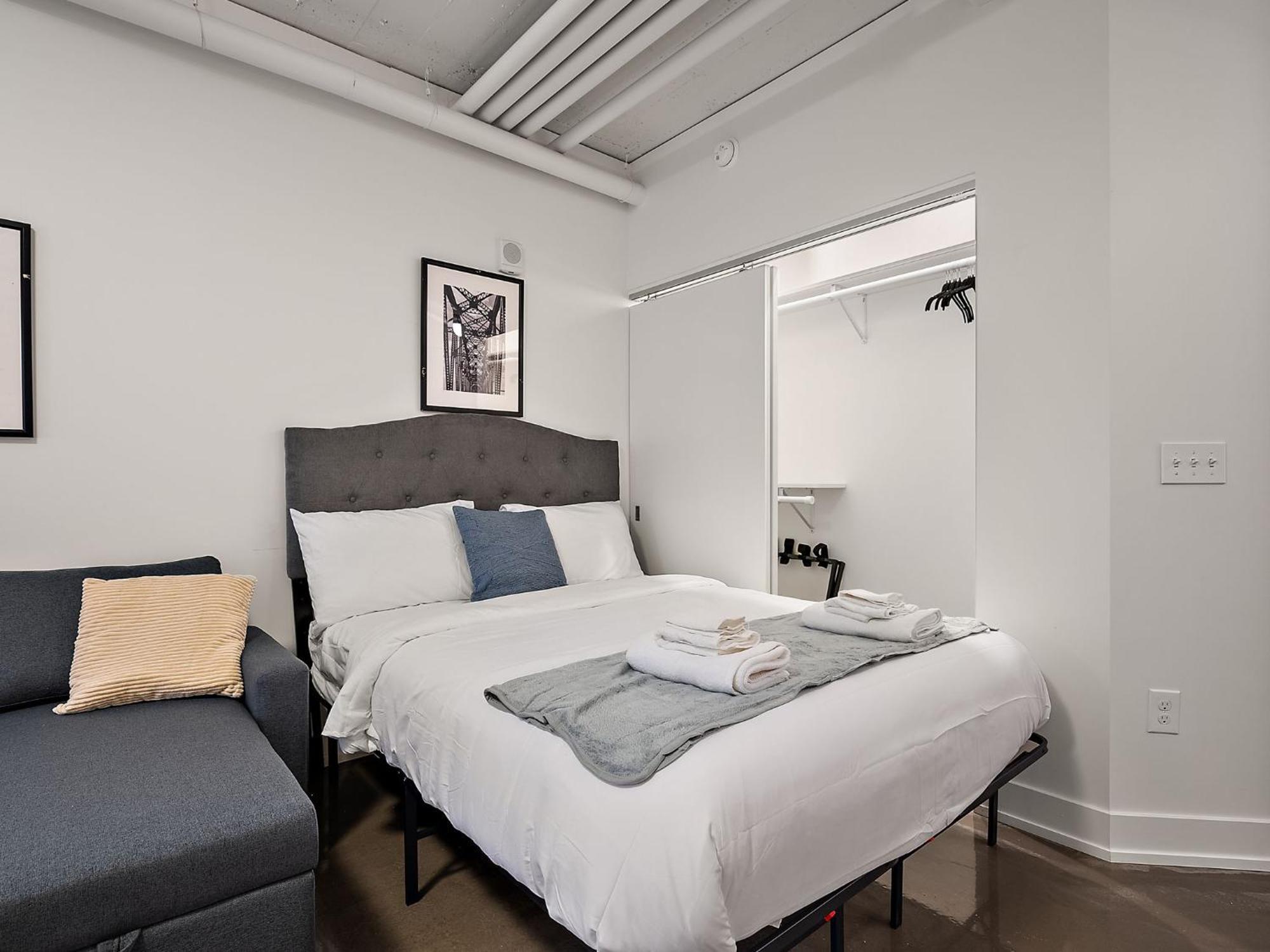 Cozysuites Nlg With Pool Bowling Alley Sauna #17 * Minneapolis