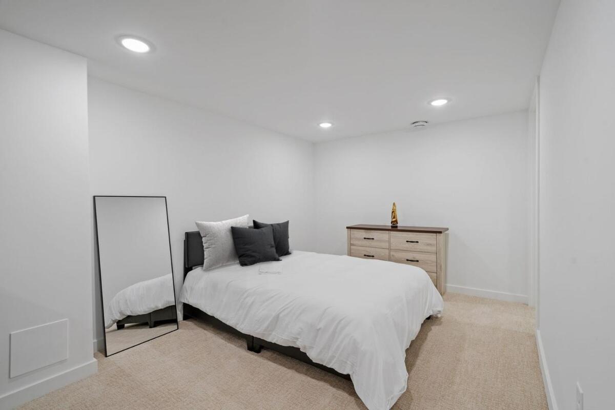 Movie Game & Fire Pit Luxury Spacious Apartment Minneapolis