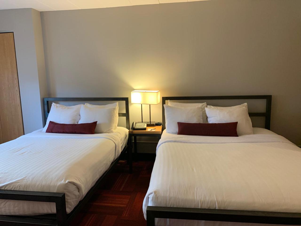 University Inn Hotel 3*