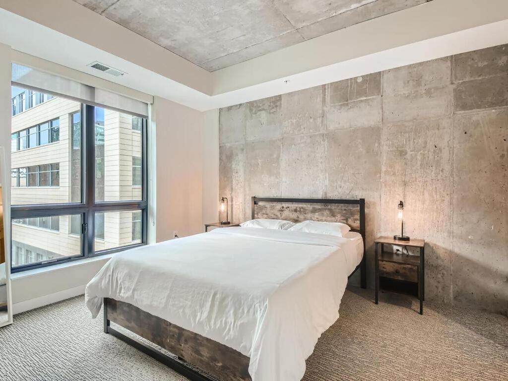 2 Bedroom - Downtown! *
