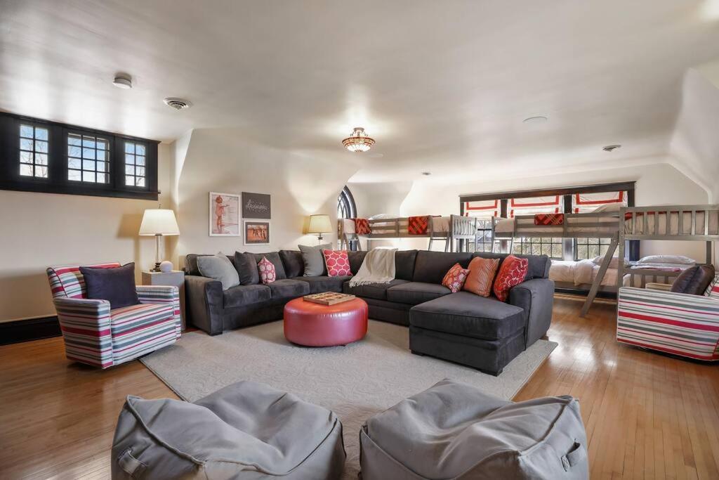 Luxury 6600 Sq.ft Stunning Home/sleeps 10+ *