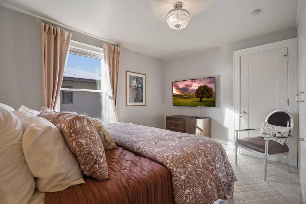 Luxury 6600 Sq.ft Stunning Home/sleeps 10+ * Minneapolis