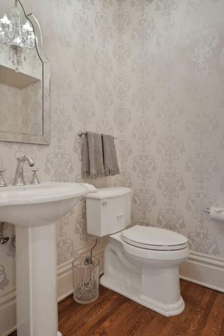Luxury 6600 Sq.ft Stunning Home/sleeps 10+ Holiday home