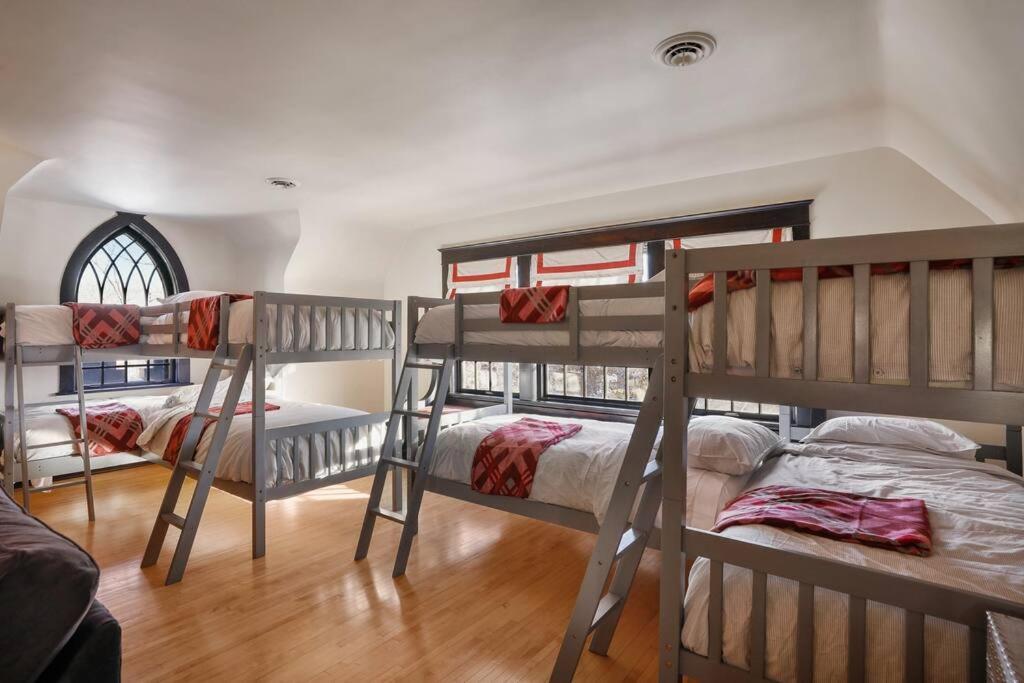 Luxury 6600 Sq.ft Stunning Home/sleeps 10+