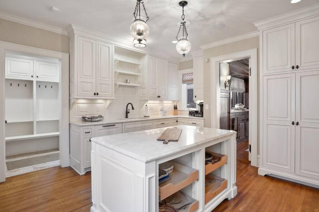 Luxury 6600 Sq.ft Stunning Home/sleeps 10+ Holiday home Minneapolis