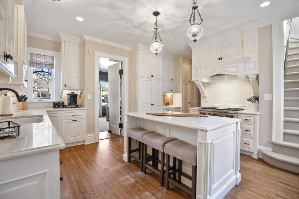 Holiday home Luxury 6600 Sq.ft Stunning Home/sleeps 10+ Minneapolis