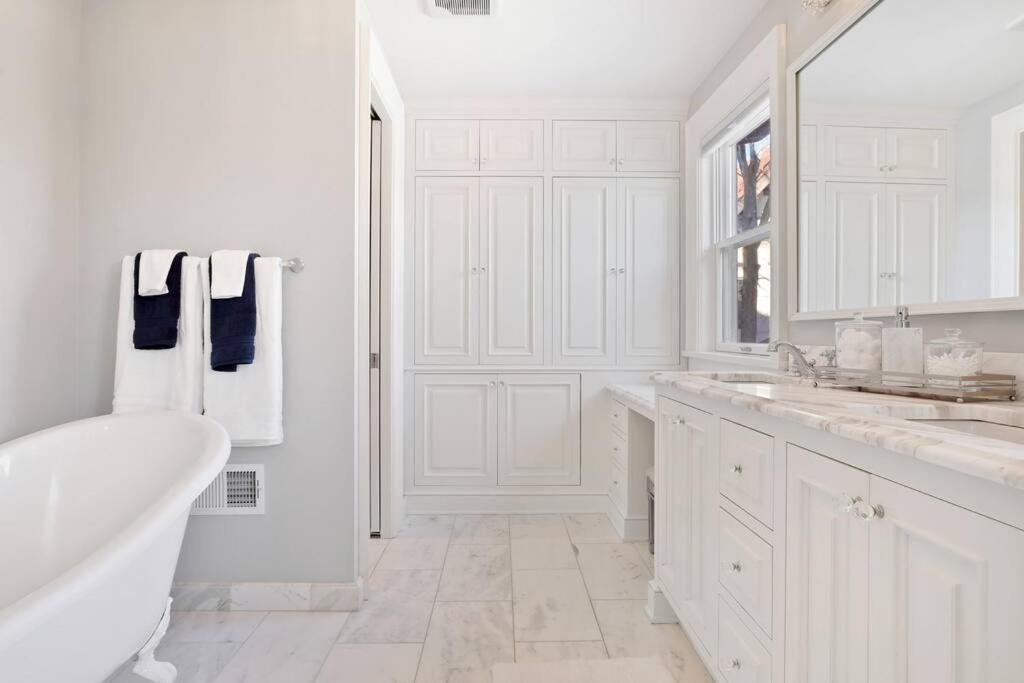 Luxury 6600 Sq.ft Stunning Home/sleeps 10+ * Minneapolis