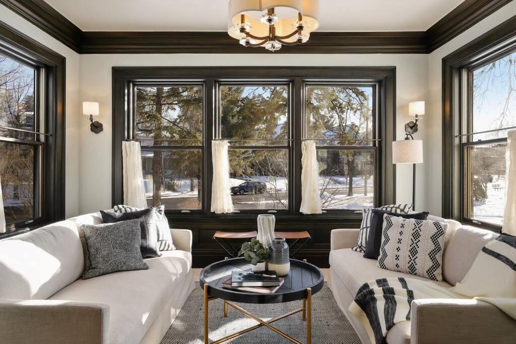 Luxury 6600 Sq.ft Stunning Home/sleeps 10+ Holiday home Minneapolis