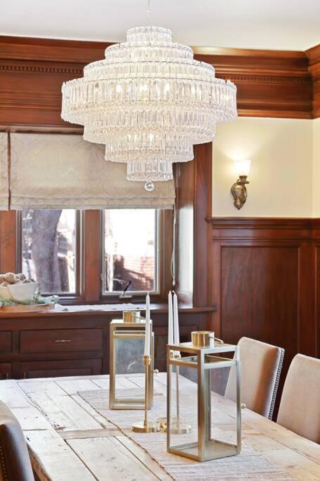 Luxury 6600 Sq.ft Stunning Home/sleeps 10+ Holiday home