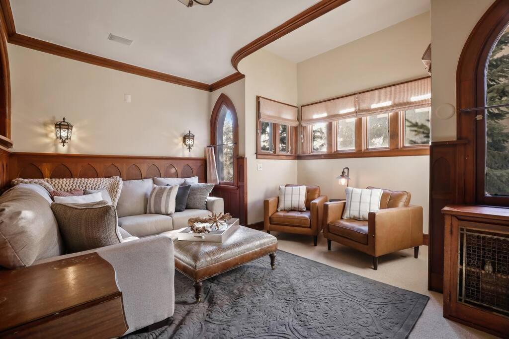 Holiday home Luxury 6600 Sq.ft Stunning Home/sleeps 10+ *