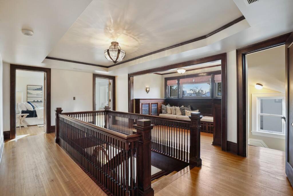Luxury 6600 Sq.ft Stunning Home/sleeps 10+ *