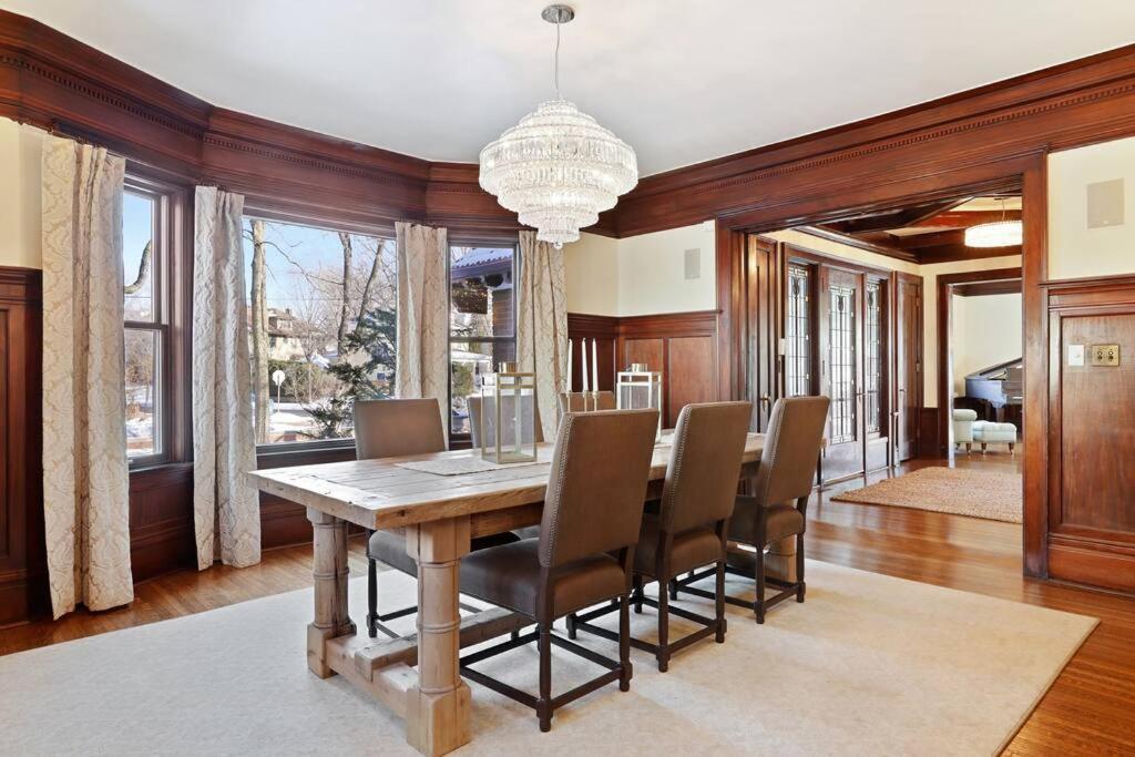 Luxury 6600 Sq.ft Stunning Home/sleeps 10+