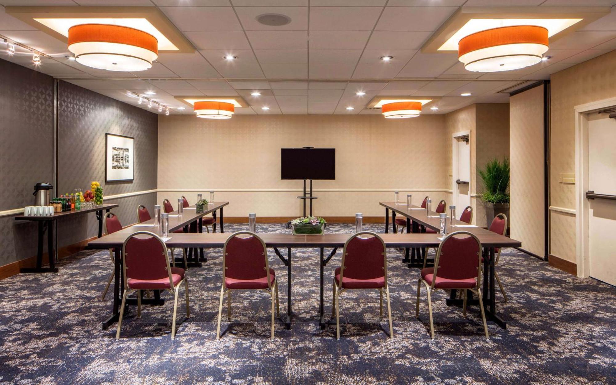 Hotel Doubletree By Hilton Downtown 4*