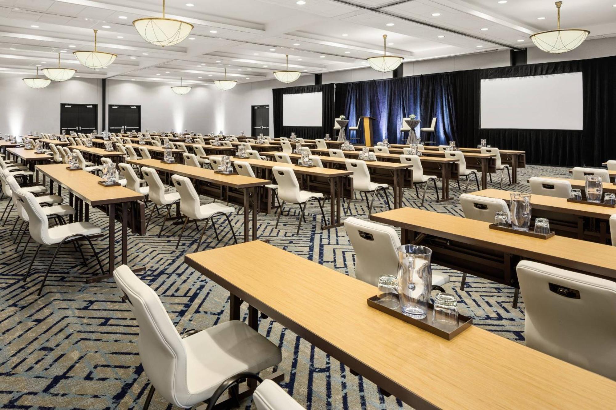 Courtyard By Marriott Downtown Hotel