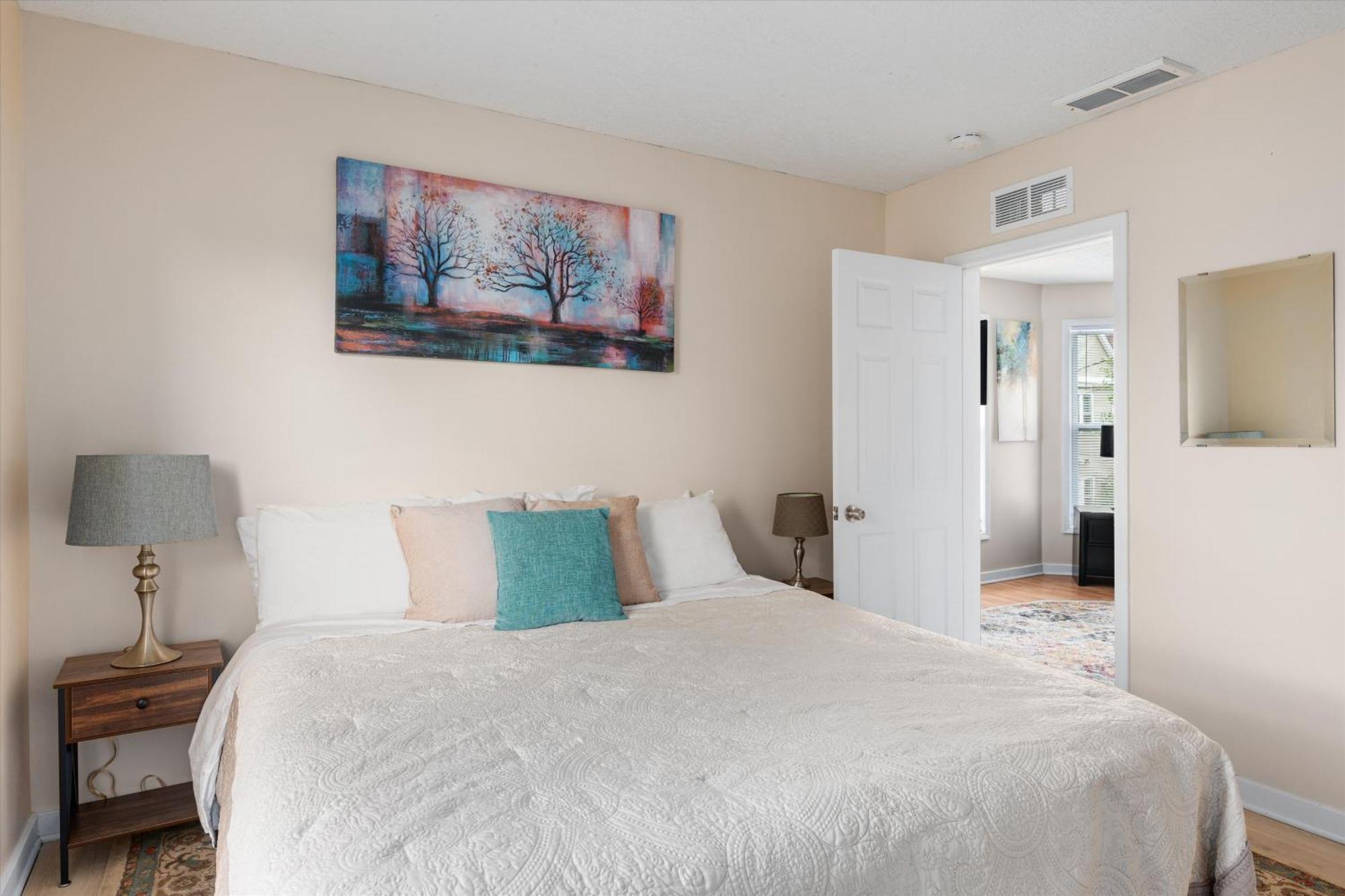 Dahlia - In Quiet Corcoran Neighborhood With Easy Access To Downtown Apartment