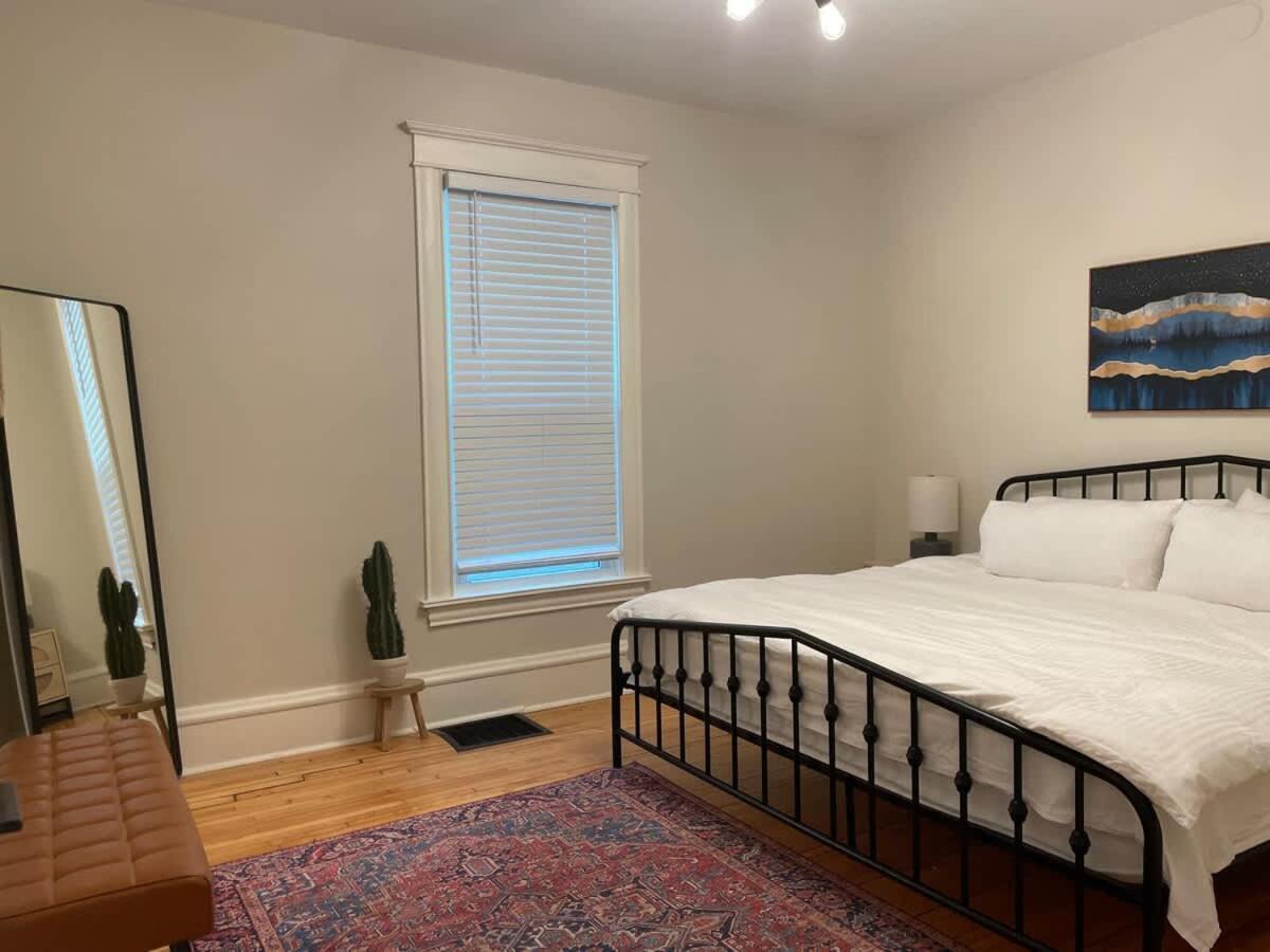 Trendy And Stylish 3br Uptown Duplex With Balcony Apartment *