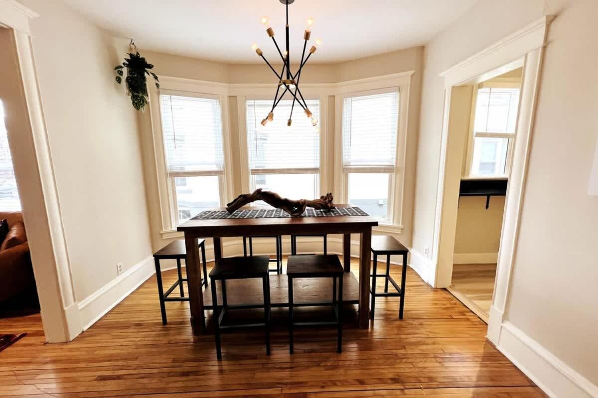 Apartment Trendy And Stylish 3br Uptown Duplex With Balcony *
