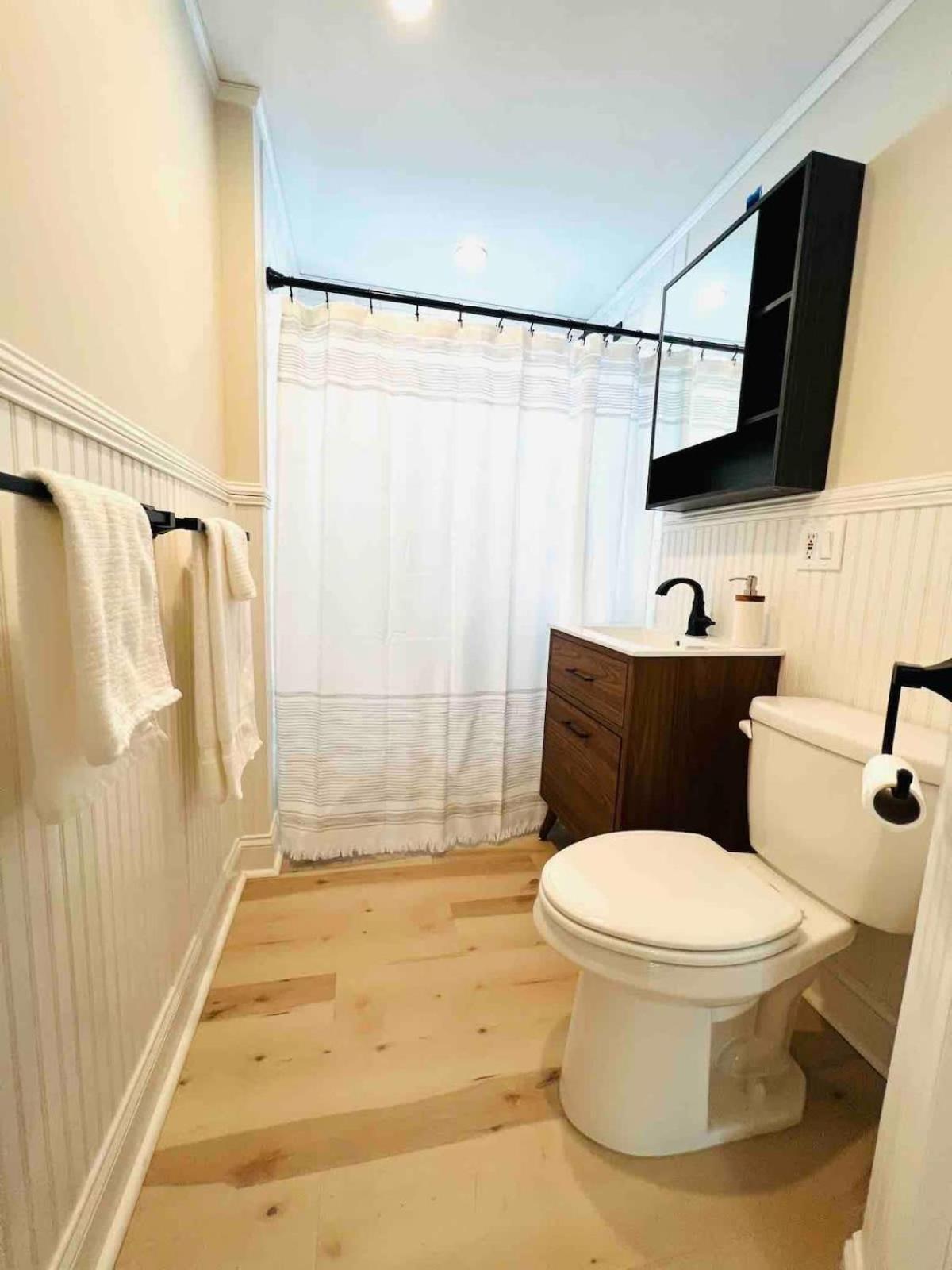 Apartment Trendy And Stylish 3br Uptown Duplex With Balcony *