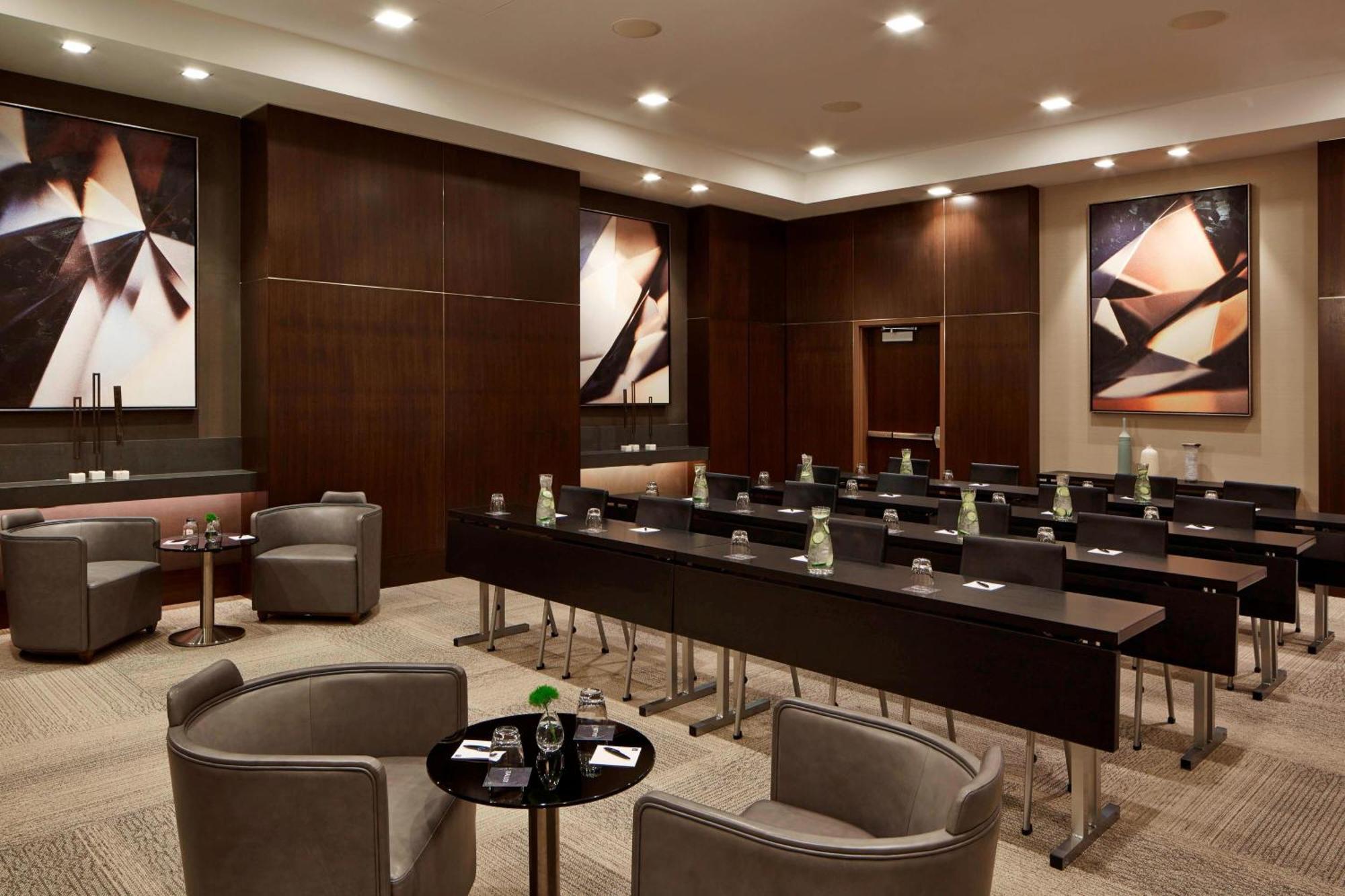 Ac Hotel By Marriott Minneapolis Downtown