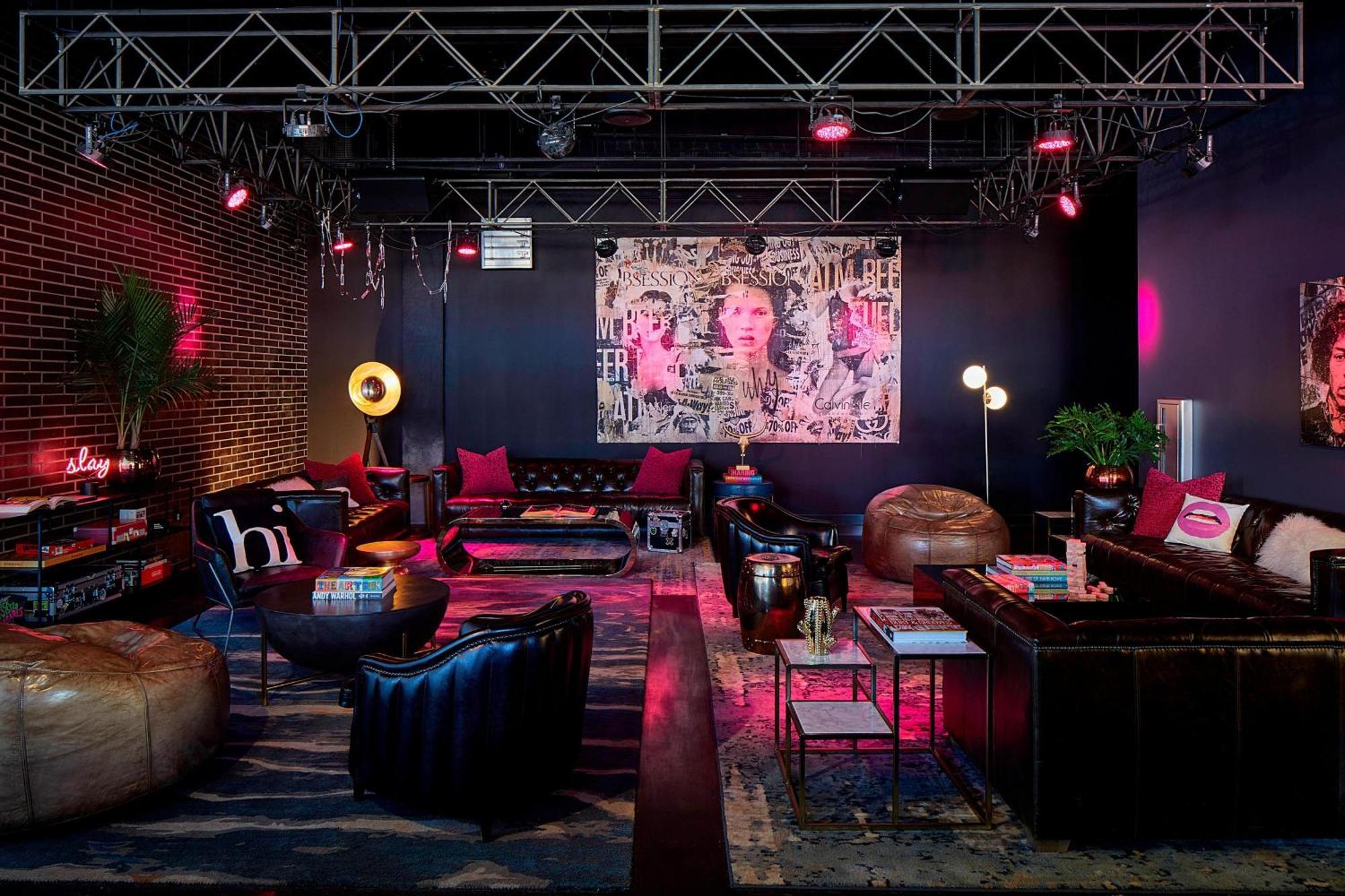 Moxy Uptown Hotel 2*