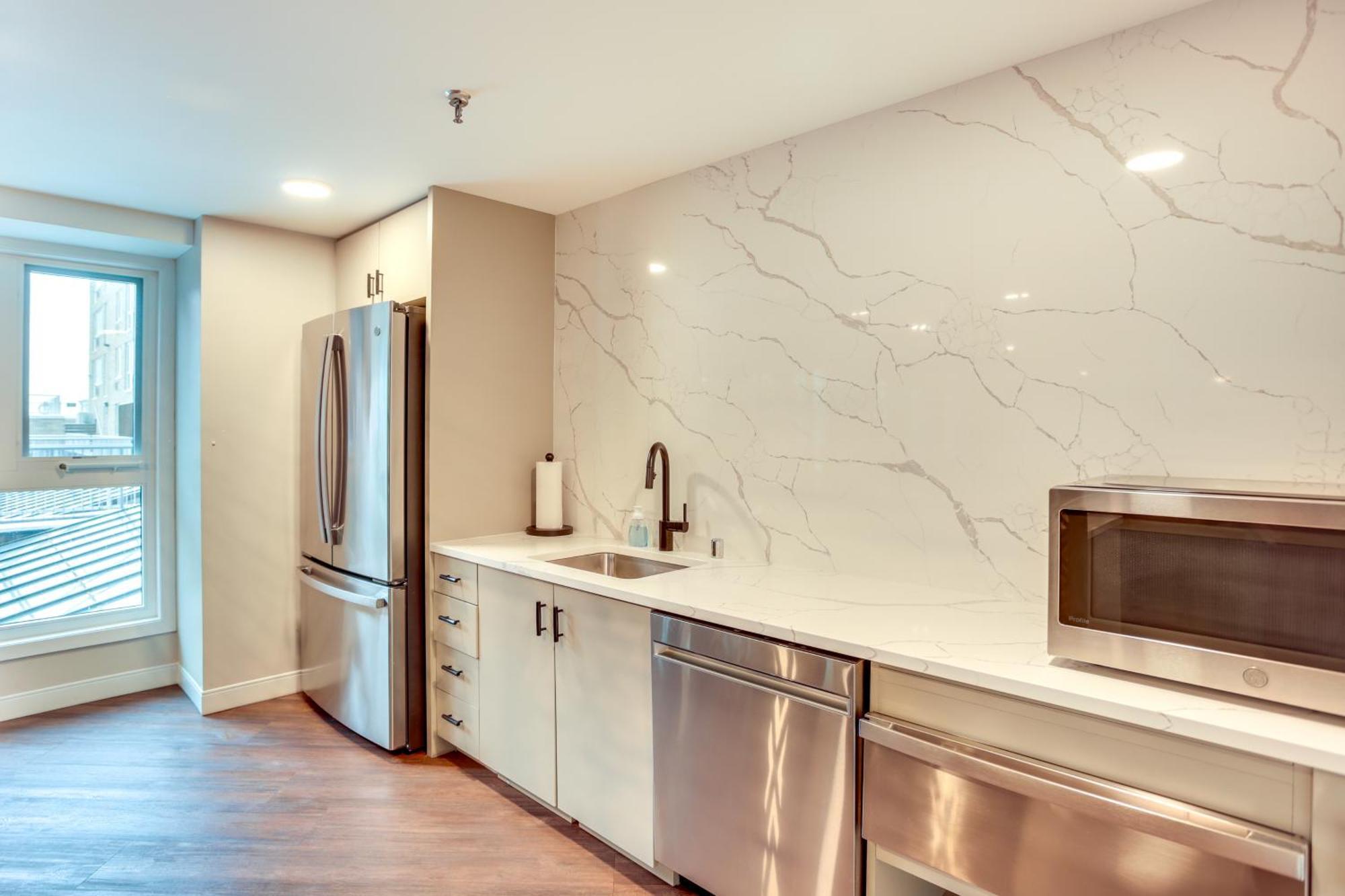 Apartment Updated In Dtwn With Pool Access!