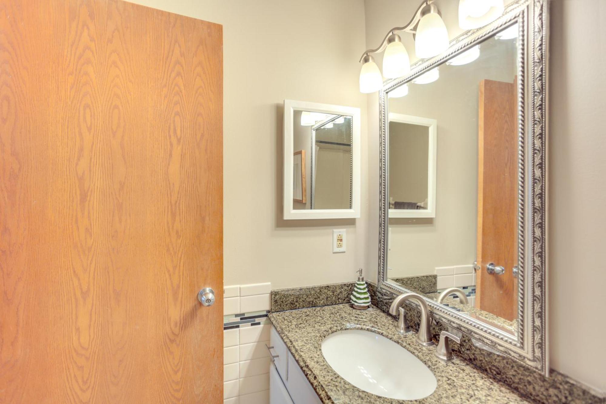 Apartment Updated In Dtwn With Pool Access!