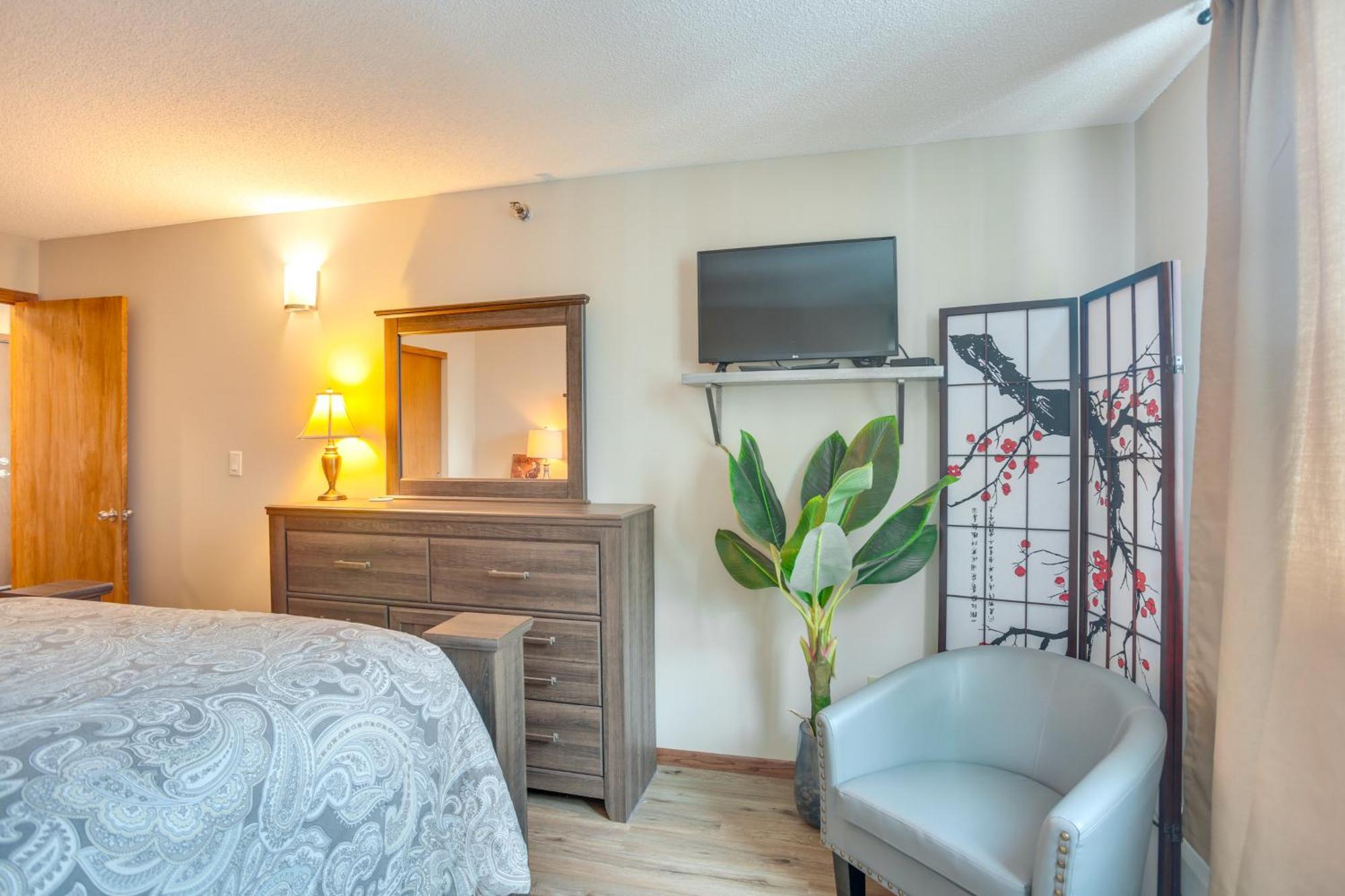 Updated In Dtwn With Pool Access! *