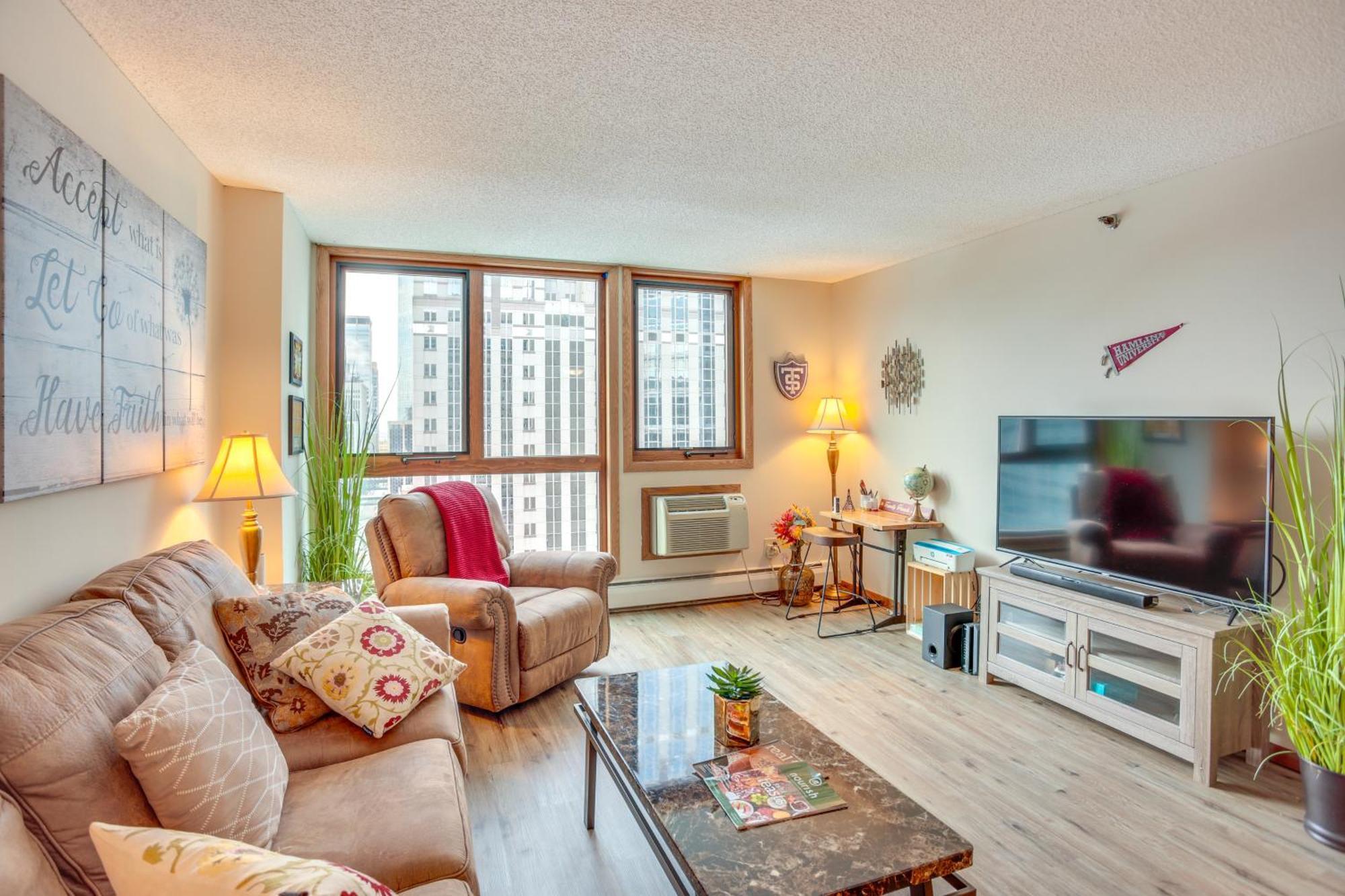 Apartment Updated In Dtwn With Pool Access!