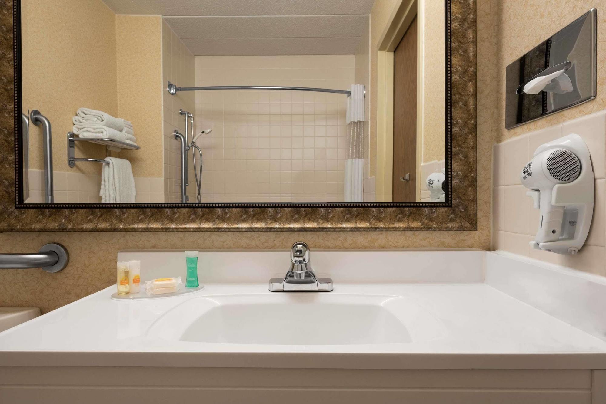 Hotel Days By Wyndham Ave Se Minneapolis