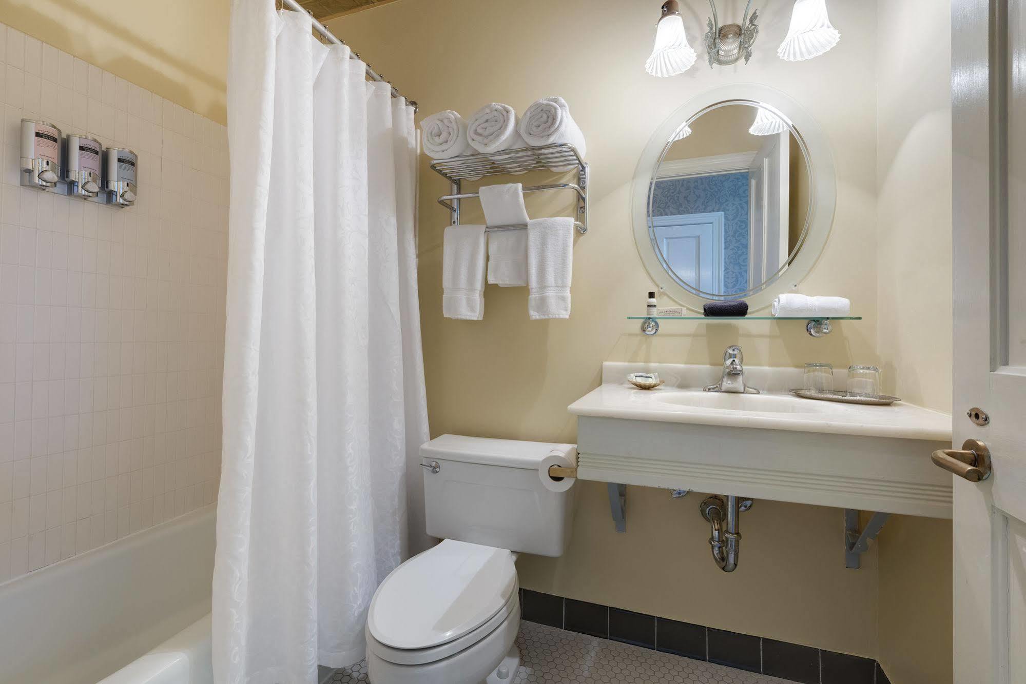 Hotel Nicollet Island 3*