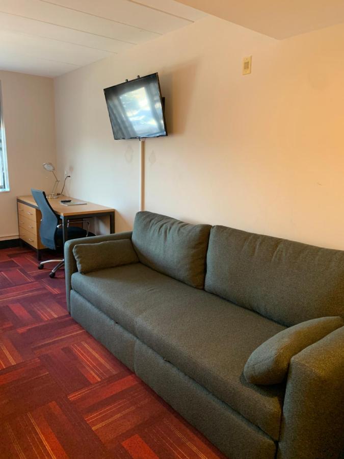 University Inn Hotel 3*